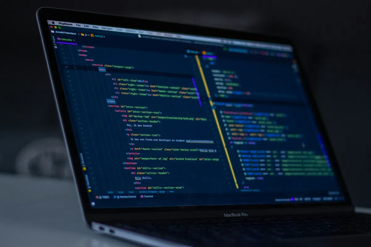 Computador portátil con código en pantalla